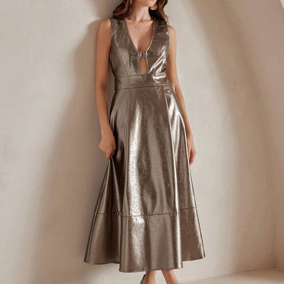 Gold Party Women's Metallic Pockets V-Neck - Picture 5 of 6